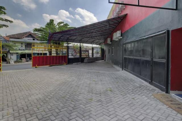 Super Oyo Capital O 3198 Sukomanunggal Inn Surabaya Luaran gambar